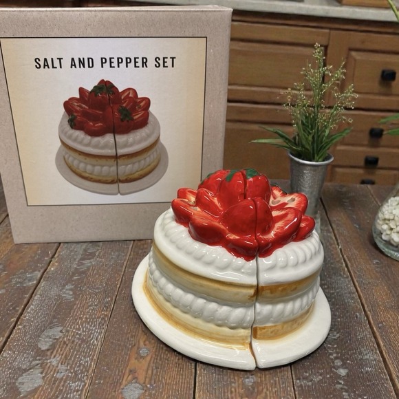 The Unbranded Brand Other - Cracker Barrel Salt And Pepper Shaker Set Cake New In Box
